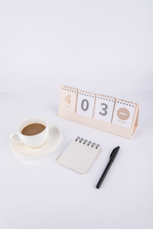 咖啡便簽本與科技辦公美學 工業自動化時代的商務攝影圖鑒